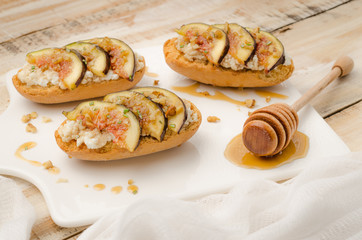 Swedish toasts with figs, cheese, rosemary, honey and walnuts