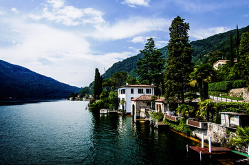 Naklejka premium case sul lago 