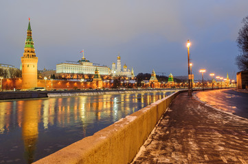 Obraz premium Embankment near the Kremlin 