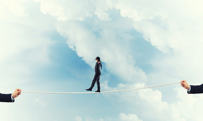 Obraz premium Business concept of risk support and assistance with man balancing on rope