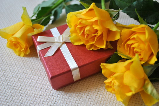 Prezent i żółte róże