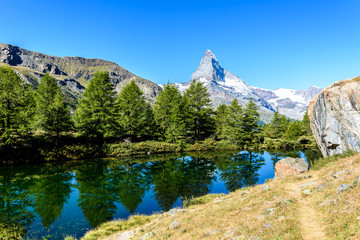 Obraz premium Grindjisee - beautiful lake with reflection of Matterhorn at Zermatt, Switzerland