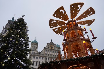 Lichter am Weihnachtsmarkt in Augsburg 