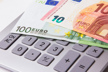 Geldscheine mit Taschenrechner