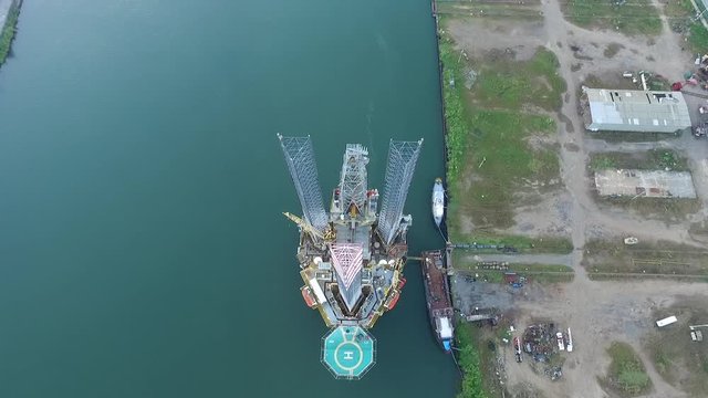Construction on the river/ construcci&oacute;n en el rio