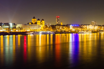 Rheinufer in Köln bei Nacht