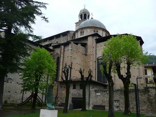 A church in the park / Una chiesa nel verde