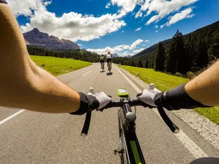 Photo sur Plexiglas Vélo Group of cyclist on mountaionous road. Original point of View POV, view in first person. Focus on hands of cyclist.