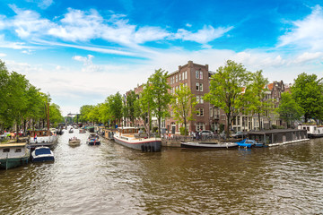 Fototapeta na wymiar Canal in Amsterdam