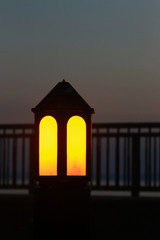 夕日に灯る街燈