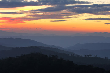 Obraz premium Piękna sceneria w czasie zachodu słońca i cordillera na przemian z warstwami Doi Pha Phung w prowincji Nan, Tajlandia jest bardzo popularna wśród fotografów i turystów. Atrakcje i naturalne pojęcie
