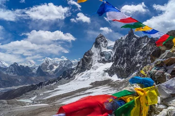 Papier Peint photo Makalu Drapeau de prière en haut de Renjo la pass, région de l& 39 Everest, Népal