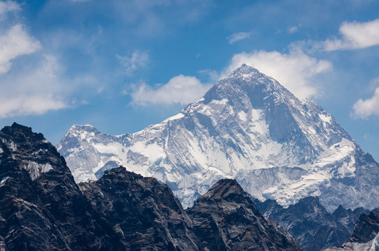 Fototapeta Makalu mountain peak, fifth highest peak in the world, Everest base camp trekking route in Himalaya mountains range, Nepal, Asia