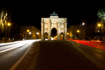 München - Siegestor bei Nacht