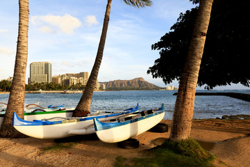 アウトリガーカヌーとダイアモンドヘッド
