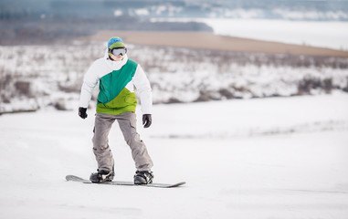 Fototapeta na wymiar Young man snowboarding