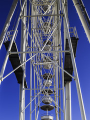  la grande roue en contre plongée du manège