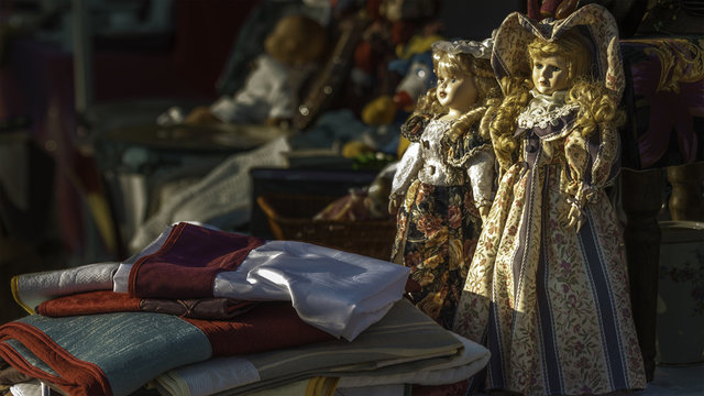 poup&eacute;es et tissus sur march&eacute;