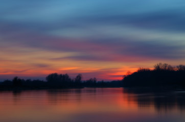 Fototapeta na wymiar Zimowy zachód słońca / Zimowy, grudniowy zachód słońca w dolinie Pilicy odzwierciedlony w jej wodach.