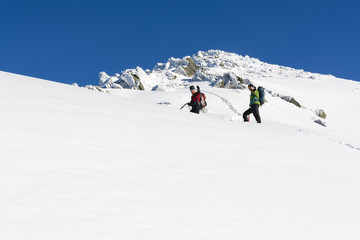 Fototapeta na wymiar Hikers on a snowy ridge.