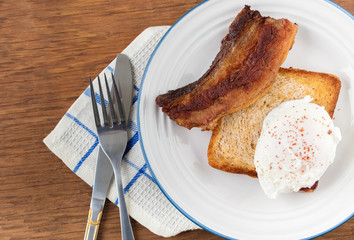 poached egg with toast and bacon