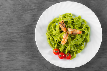 Spinach pasta with shrimps