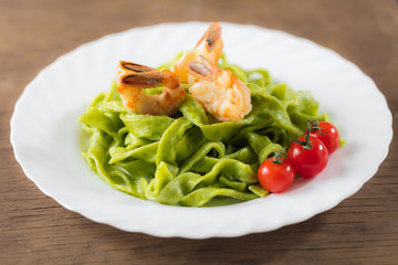 Spinach pasta with shrimps