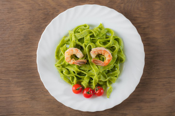 Spinach pasta with shrimps