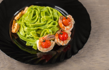Spinach pasta with shrimps