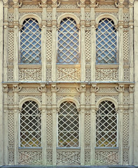 Obraz premium Facade of an old wooden building with carved decor. 