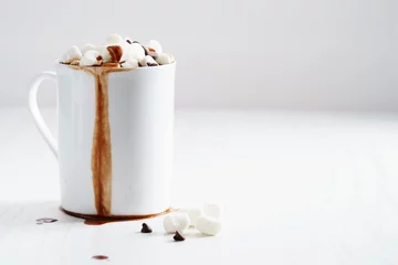 Fotobehang Chocolade warme chocolademelk met mini marshmallows