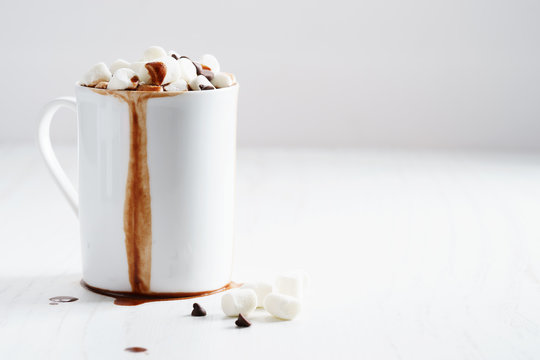 Fototapeta hot chocolate with mini marshmallows