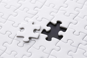 Fototapeta premium 白いジグソーパズル White jigsaw puzzle