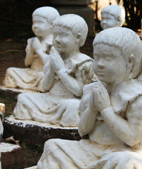 girls statues in prayer position