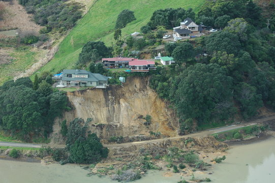 A landslide nearly destroys these houses in New Zealand