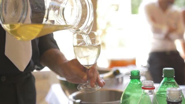 barman servir bebida, jarro, copo, festa, sumo 