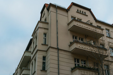 Fototapeta na wymiar old and historical apartment house berlin