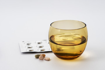 Pillole medicinali e bicchiere d'acqua