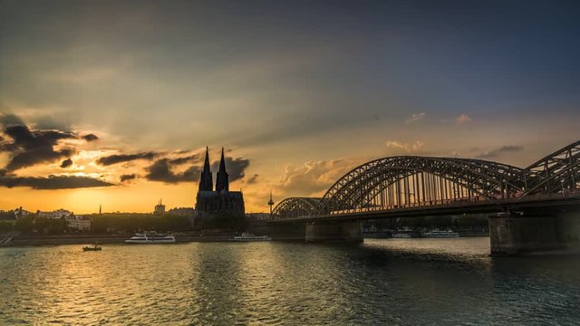 Toller Sonnenuntergang in Köln mit fliegenden Vögeln und Booten im Rhein