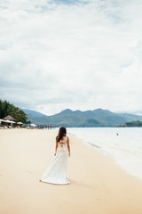 Fototapeta na wymiar bride travel beach resort