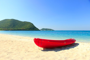 Fototapeta na wymiar Canoe on beautiful beach in the samae san island -Thailand