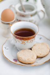 Englisches Frühstück mit Tee und Scones