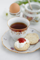 Englisches Frühstück mit Tee und Scones