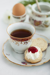 Englisches Frühstück mit Tee und Scones