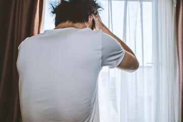 窓際, 落ち込む男性