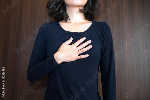 胸を押さえる女性 Stock Photo And Royalty Free Images On Fotolia Com Pic 132316892