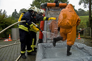 Obraz premium Dekontamination eines CSA Trupps, Feuerwehrleute an einem Dekonplatz