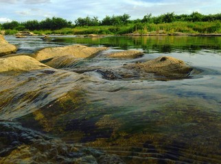 Fototapeta na wymiar 川と川岸の風景