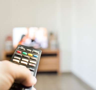 devant la t&eacute;l&eacute;vision t&eacute;l&eacute;comande