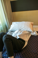 Fototapeta na wymiar 枕を抱えて横になる女性